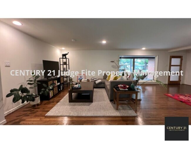 Building Photo - Updated Mid-Century Modern 3/2/2 For Rent!