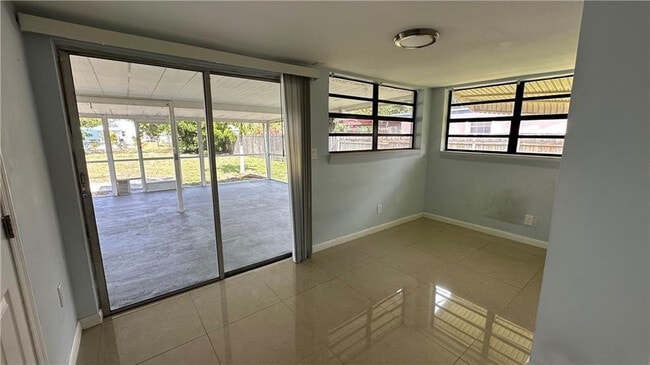 Building Photo - 2819 Plunkett St