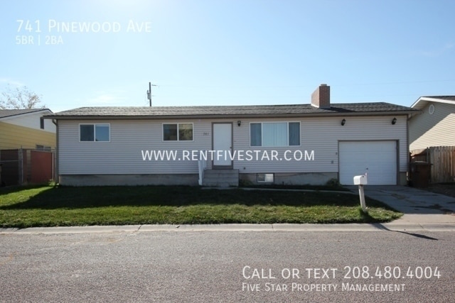 Primary Photo - Cozy and Comfortable Home Located in the H...