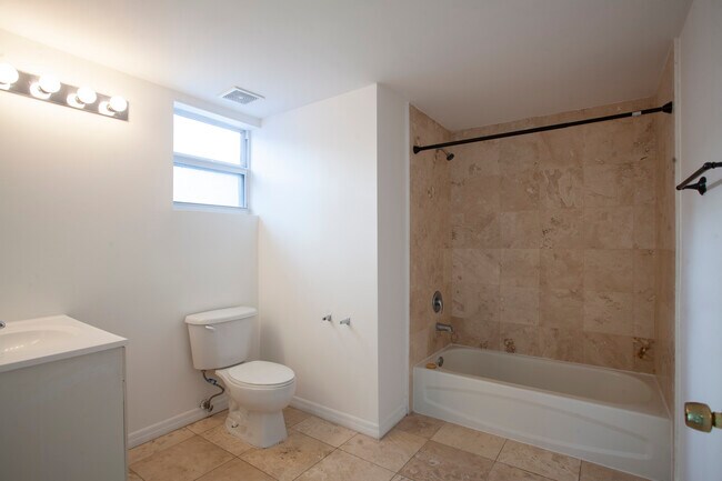 Building Photo - 425 NE 30th St