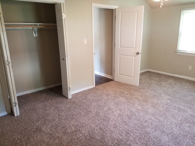 Building Photo - Beautiful Executive Home