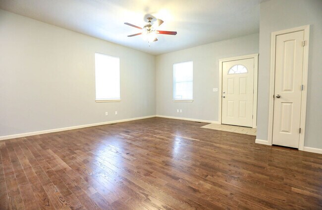 Foto del edificio - Spacious 5 bed 2 bath Downtown Springfield...