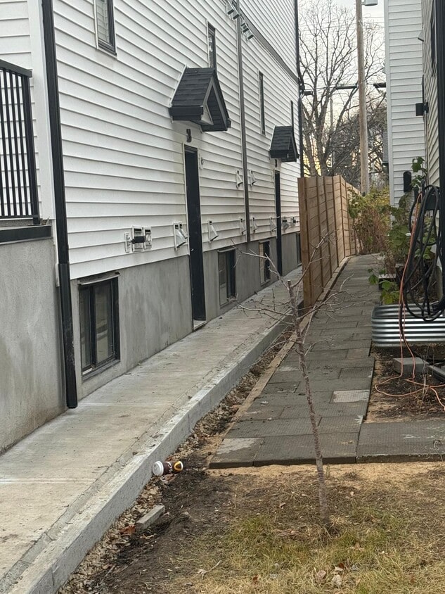 Photo du bâtiment - 11007 132 St NW