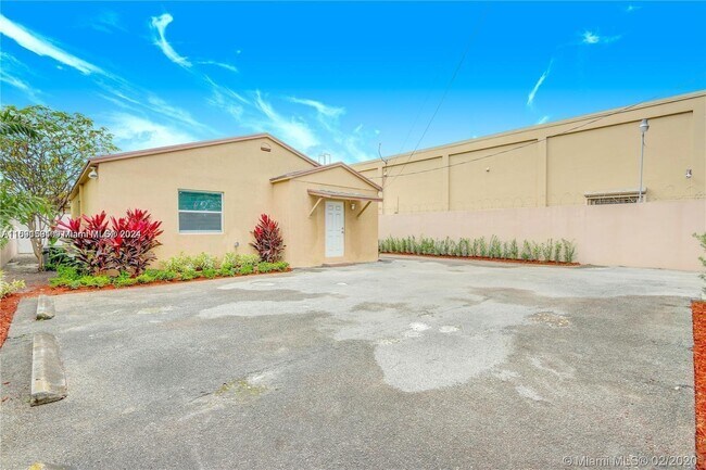 Building Photo - 1402 SE 9th Ct
