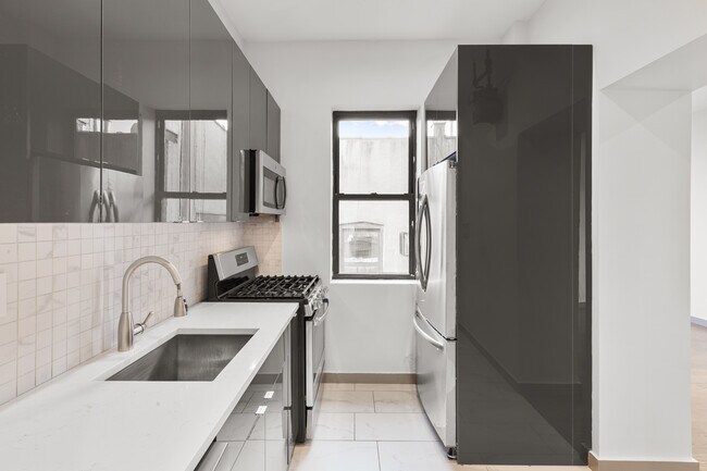 Building Photo - 560 W 163rd St