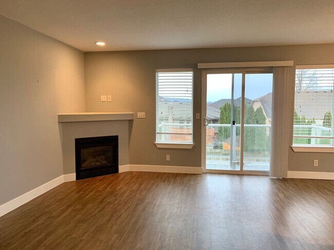 Building Photo - 3BD Townhome in Great Camas Location!  Min...