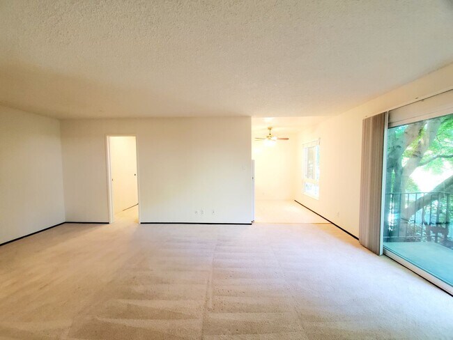 Foto del edificio - Woodlake studio available now!