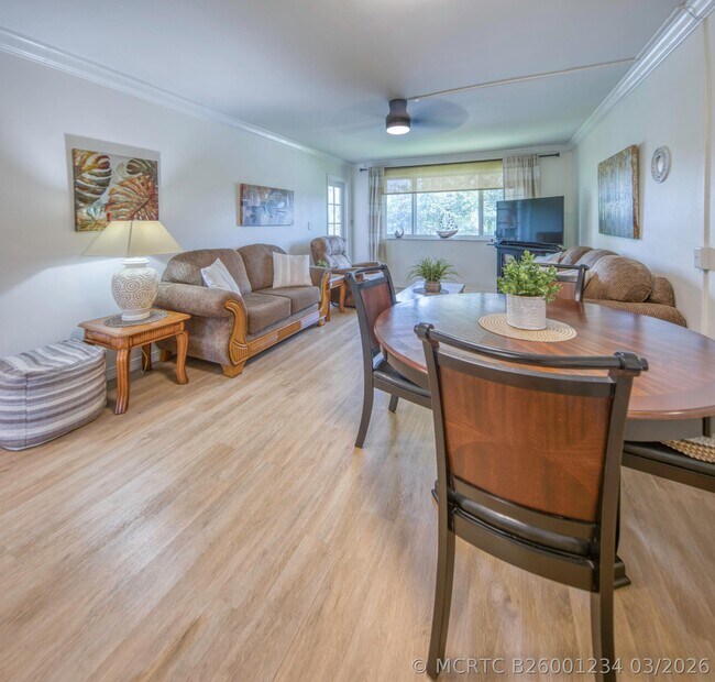 Building Photo - 2566 Garden Dr S