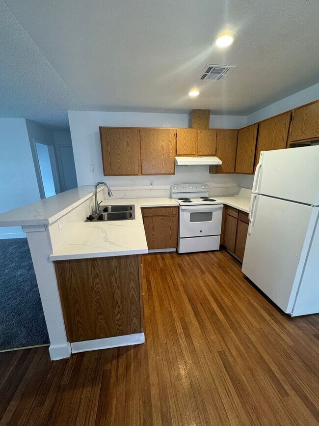 Foto del edificio - 2-Bed Gem with Fireplace, Patio & Pool Acc...