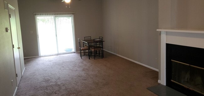 Building Photo - SE Columbia Townhome 3 bd, 2 ba, new shape...