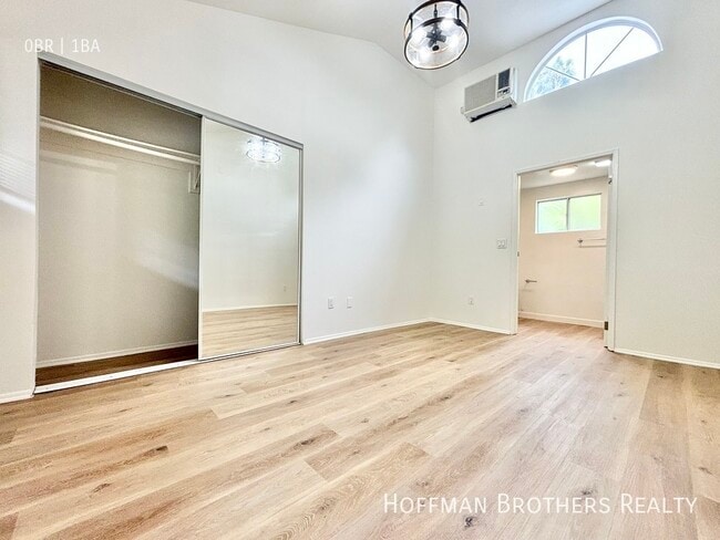 Foto del edificio - 2448 Beachwood Dr