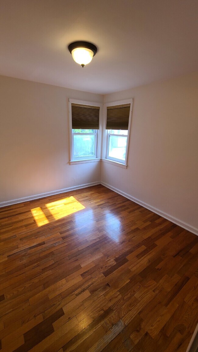 Building Photo - Spacious 2-Bedroom Apartment in a Serene S...