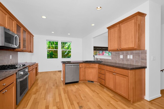 Building Photo - Corner Unit Issaquah Highlands 3 Bedroom T...