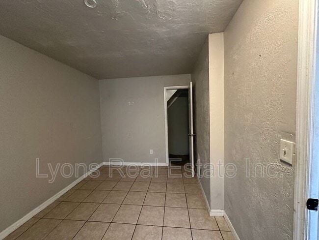 Building Photo - 2210 Cantor Ln