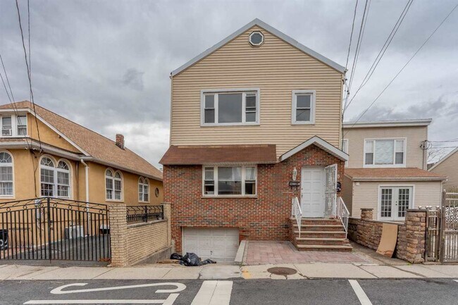 Building Photo - 1618 53rd St