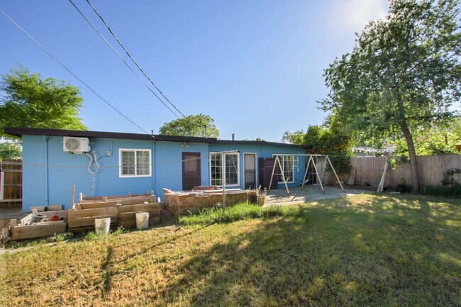 Foto del edificio - Old East Davis Rental with Spacious Yard, Bonus Room & Easy Bike Access to UC Davis