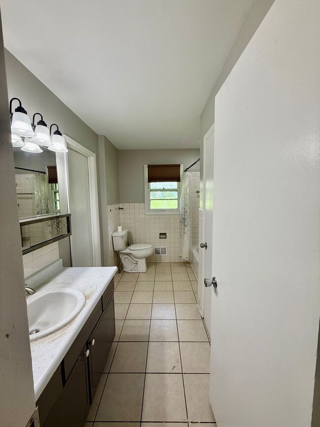 Building Photo - 209 Flintridge Dr