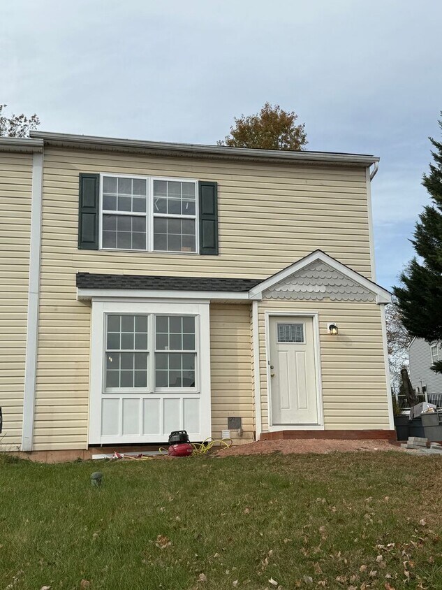 Foto principal - Collegeville 3 Bed / 1.5 Bath Twin Home