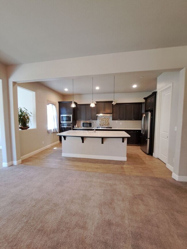 Foto del edificio - Now Available: 2-Story Clovis Home with 4 ...