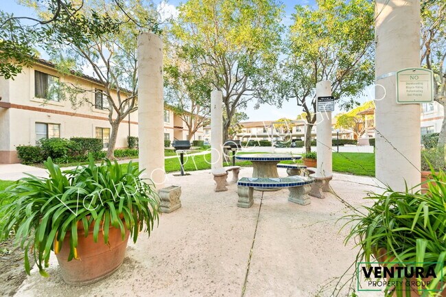 Foto del edificio - Charming 2-Bedroom  1-Bath, Newly Renovated Apartment in Downtown Ventura -