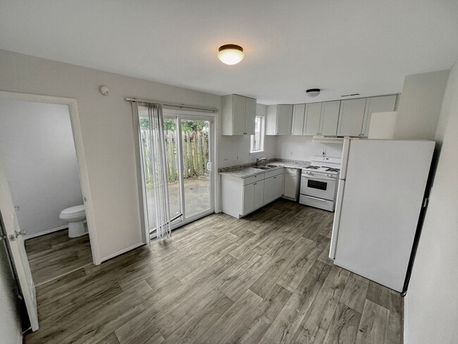 Building Photo - Charming 3 bedroom 1.5 bath townhome in Hi...