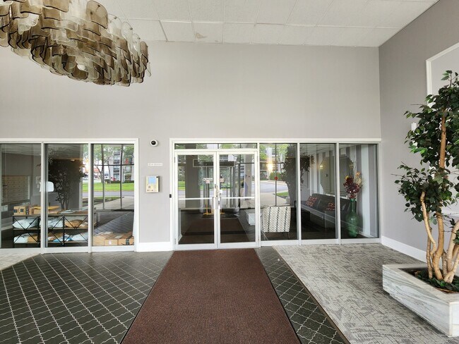 Foto del edificio - 9001 W Golf Rd