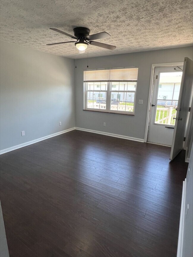 Foto del edificio - Spacious 2-Bed, 1.5-Bath Remodeled Townhome - Pre-Leasing Now!