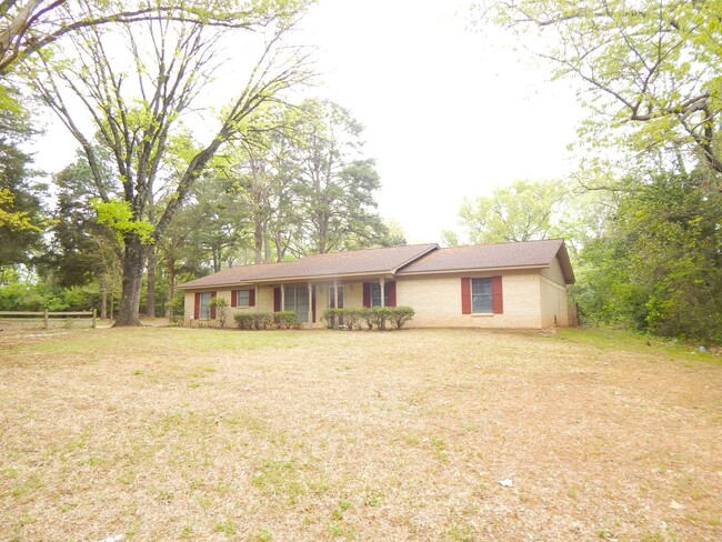 Building Photo - Lovely 3 Bedroom, 2 Bath House on 3 Acres ...