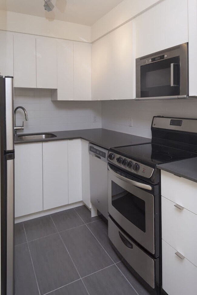 Photo du bâtiment - 4570 Chem. Queen Mary