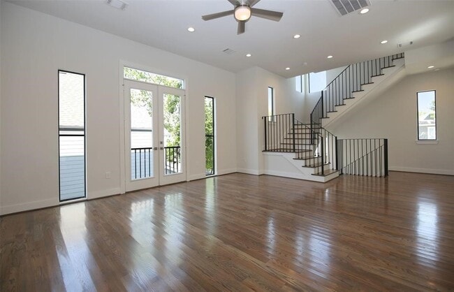 Building Photo - 820 W 22nd St