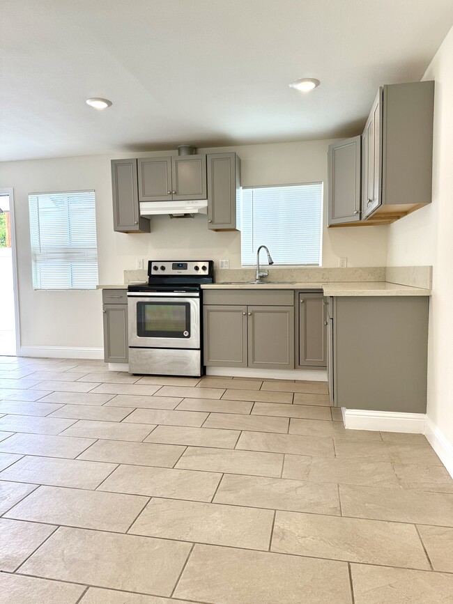 Building Photo - 6515 White Oak Ave