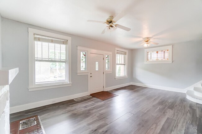 Building Photo - 3 Bedroom, 1 Bathroom Home, Large Entertai...