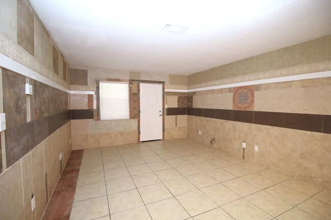 Foto del edificio - North Pensacola 2-Bed, 1-Bath Quadplex – Pet-Friendly, Available 1/6