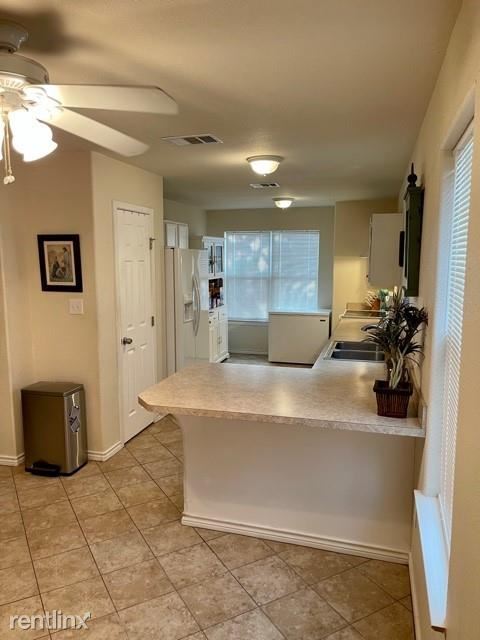 Foto del edificio - 3 br, 2 bath House - 105 Huge Oak St