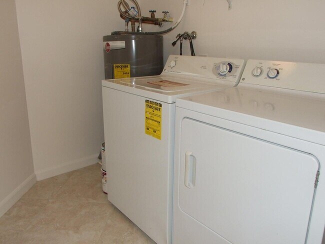 Building Photo - 500 Egret Cir