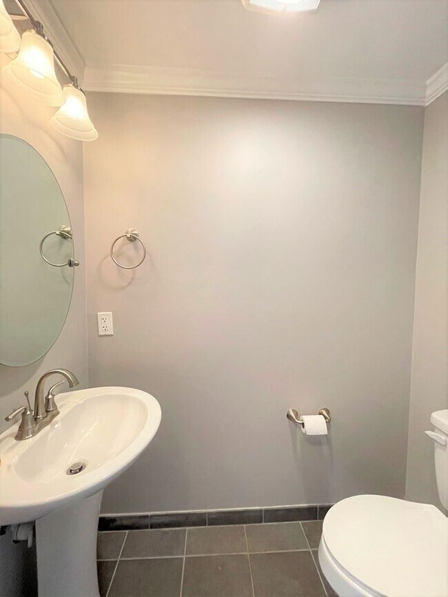 Foto del edificio - 114 N Maple St