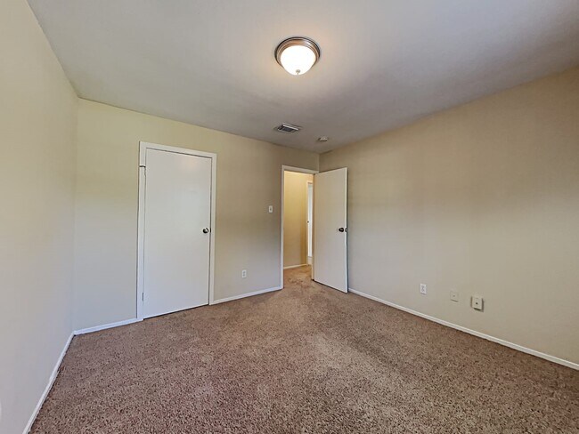 Foto del edificio - 2022 Oak Shores Dr