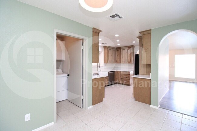Building Photo - 4234 E Tanglewood Dr