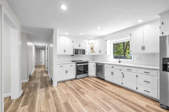 Building Photo - 557 Maple Rd