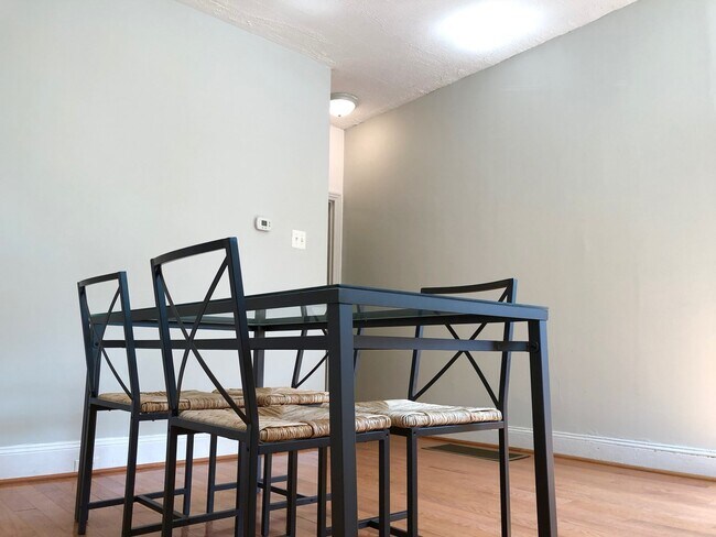 Building Photo - Lovely 2-Bedroom Townhouse in Historic Ger...