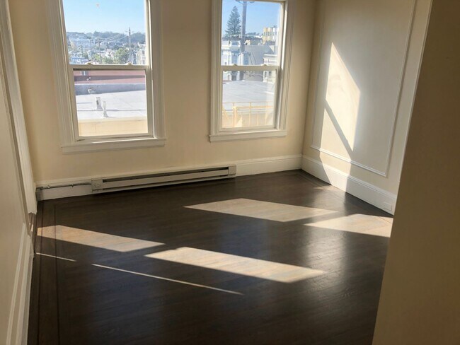 Foto del edificio - PRICE REDUCED! Newly renovated rent contro...
