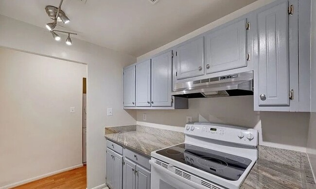 Building Photo - Bright & Spacious 3BR/2BA in the Heart of Columbia Heights