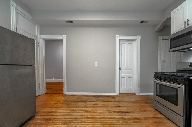 Building Photo - 1444 N Maplewood Ave