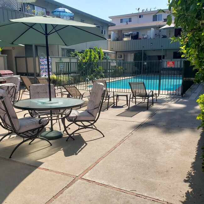 Lovely courtyard! - 7254 Hollywood Blvd