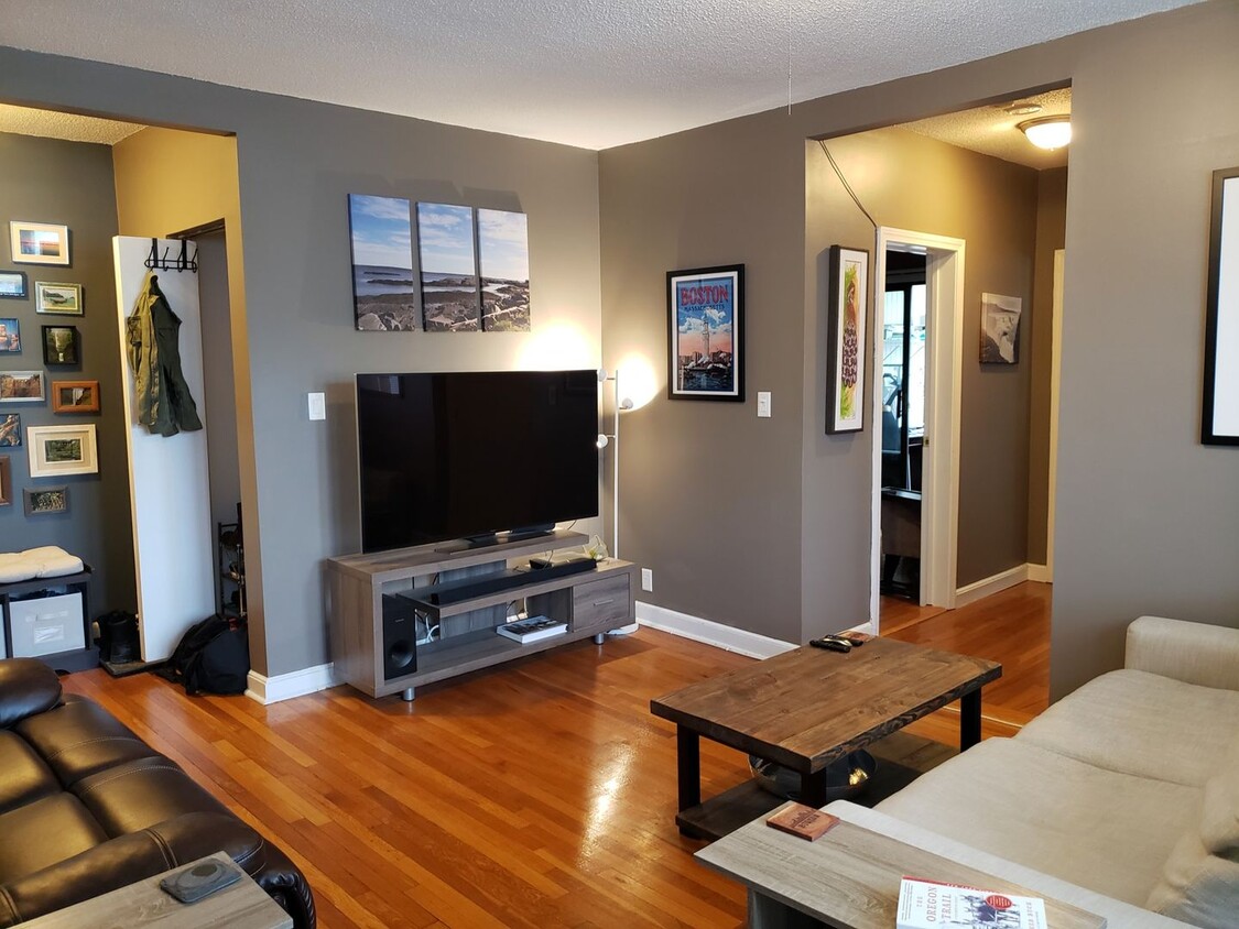 Foto principal - Nicely updated 2 bed with a parking spot i...