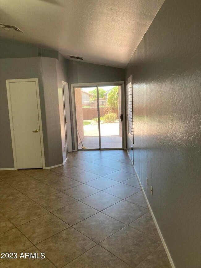 Foto del edificio - 16645 N 19th St