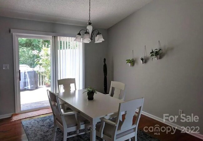 Foto del edificio - 115 Wilde Brook Dr