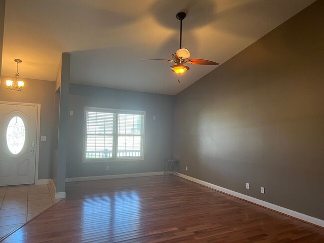 Foto del edificio - NEWLY LISTED AS RENTAL! 3 BEDROOM IN SALEM...