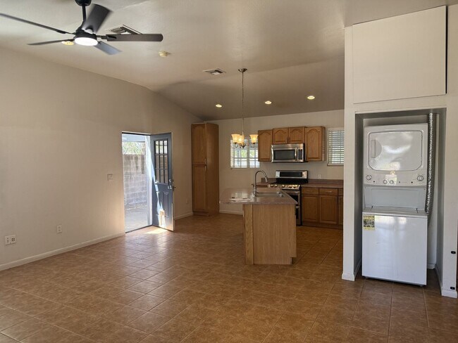 Foto del edificio - CUTE 2 Bedroom 1 Bath bungalow in Sunnyslope with full casita