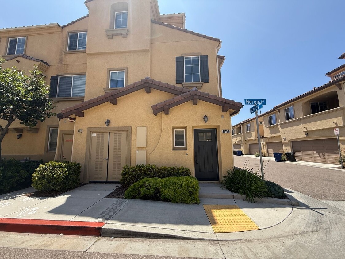 Primary Photo - Beautiful 3 Bedroom Home with amazing Amen...